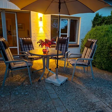Haus Wattenblick Strandlaeufer Warwerort
